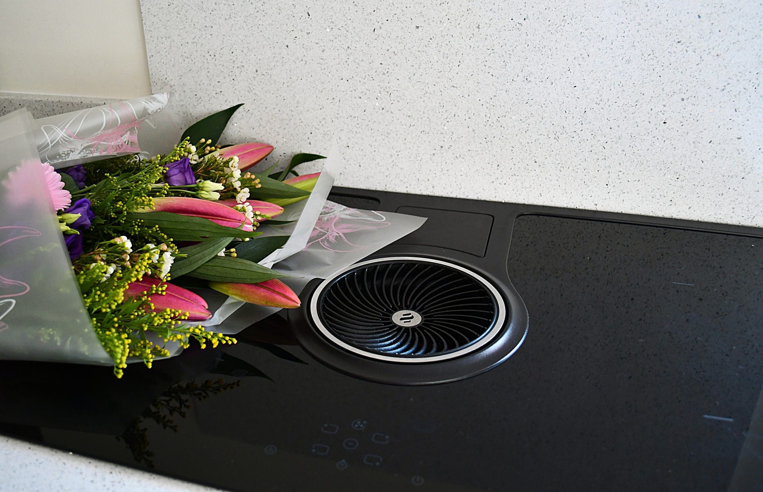 Oxide and Cashmere Kitchen with Flowers Two Tone, Elica Venting Hob with Quartz Worktops Stonemill Kitchens
