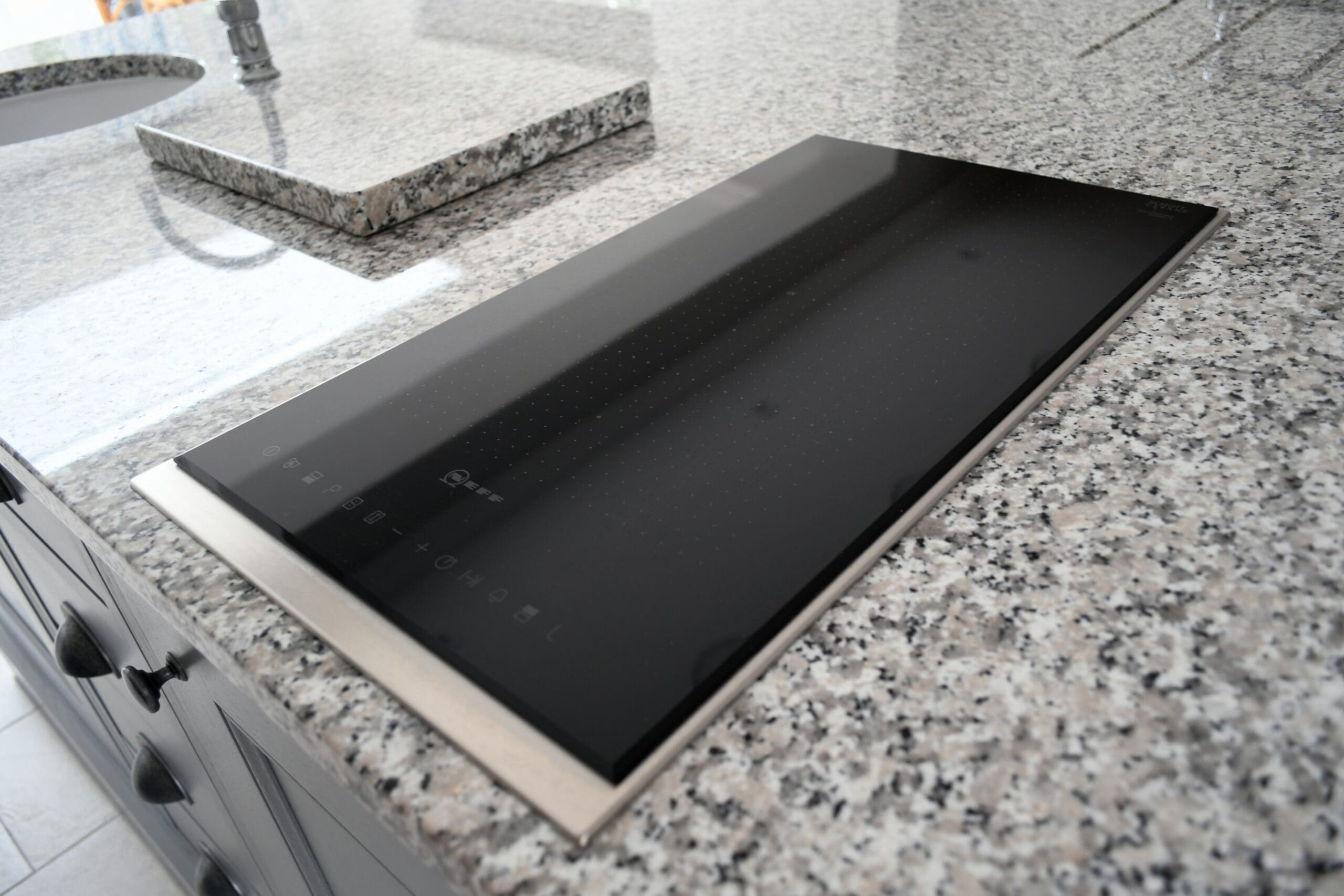 Two Tone Kitchen Neff Induction hob Domino In-frame Shaker Kitchen Stonemill