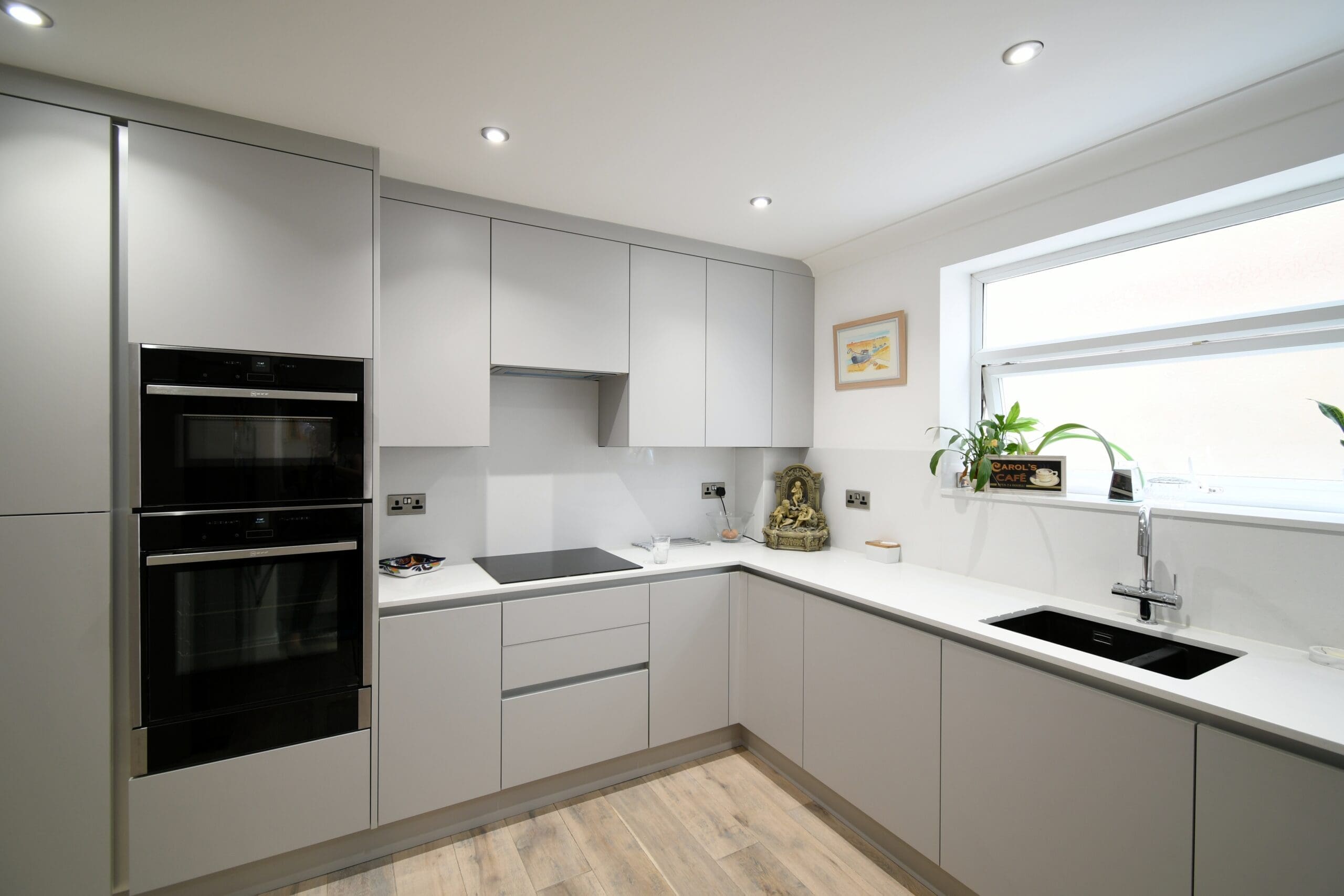 Sleek Handleless kitchen with Neff Ovens