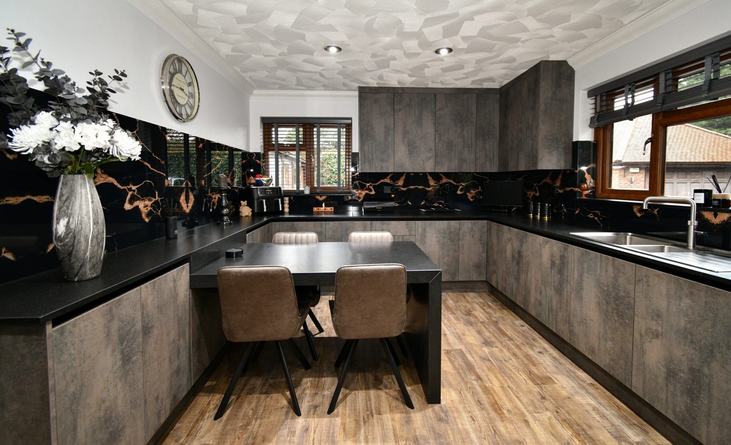 Handleless Concrete dark kitchen